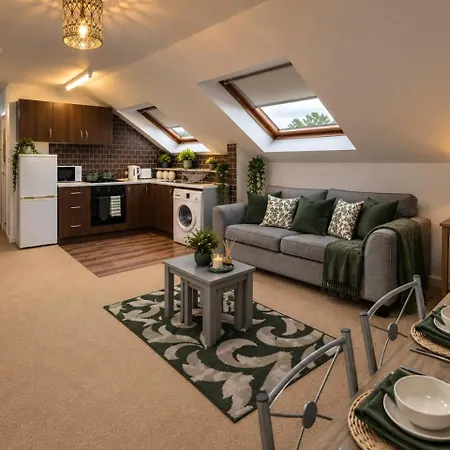 F15Gh - Stylish Home With Garden And Parking